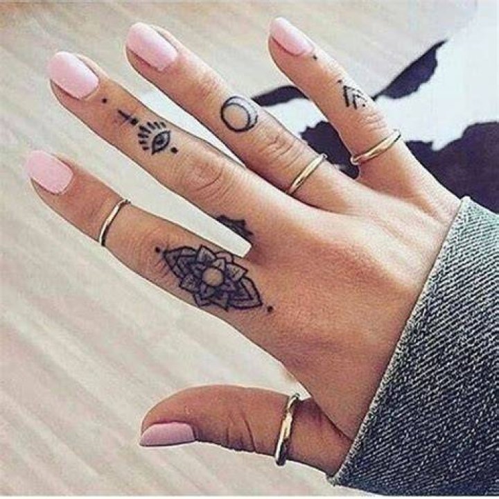 67 Different Finger Tattoo Ideas That Look Great
