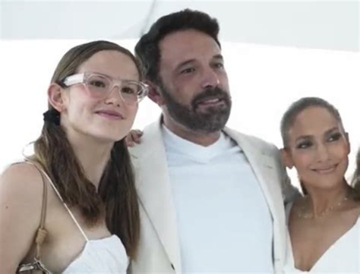 Em evento com JLo, filha de Ben Affleck choca por semelhança com a mãe