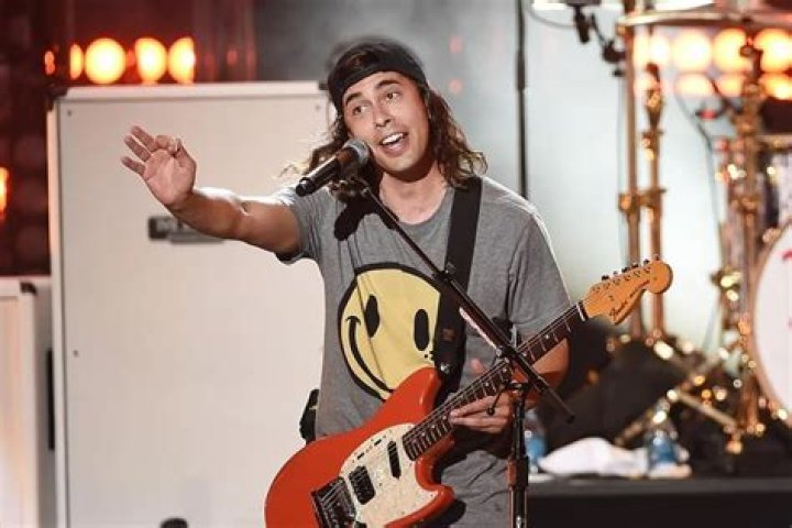 How old is Vic Fuentes? Age, Girlfriend, Height, Net Worth, Bio