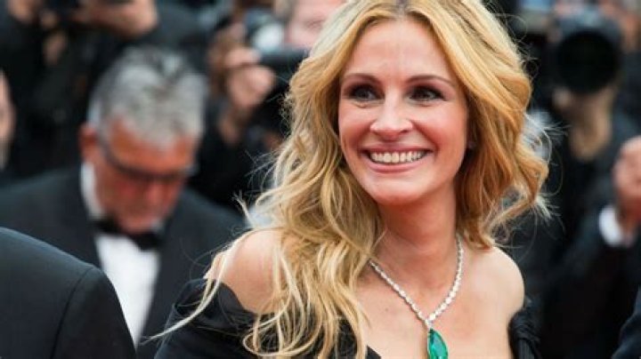 Julia Roberts Thinks 'of Kindness' When She Thinks of Sister Lisa