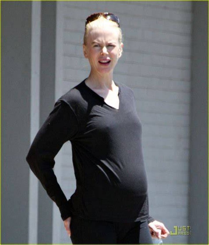 Nicole Kidman keeps her bump under wraps Pregnant actress laughs off