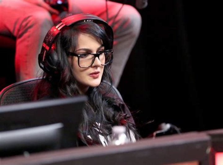 SSSniperwolf Age, Net Worth, Boyfriend, Family, Height and Biography