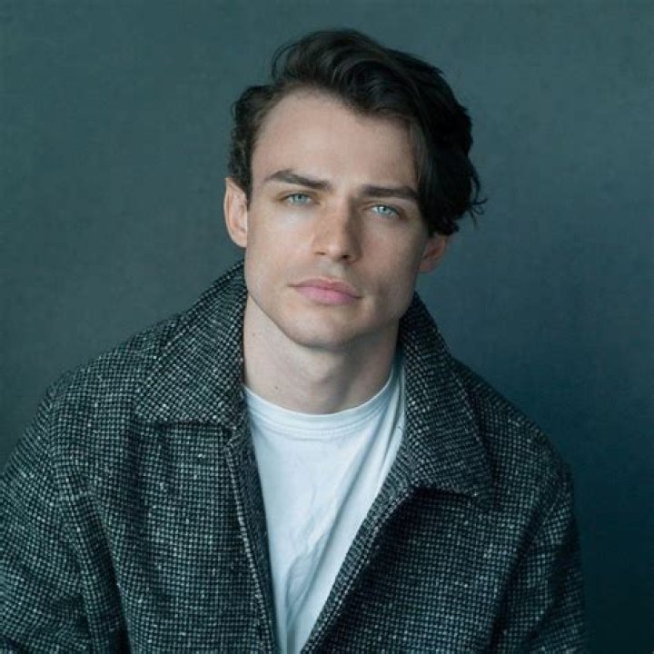 Thomas Doherty's Relationship History Everything We Know Girlfriend